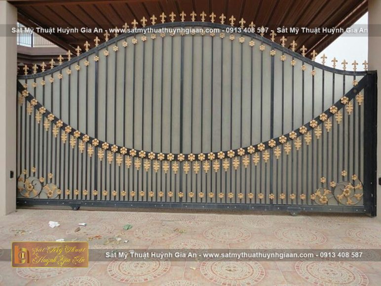 Mẫu cổng mã CMT019 kết hợp hàng rào sắt không chỉ làm đẹp cho ngôi nhà mà còn mang lại sự an toàn và riêng tư cho gia đình quý khách.