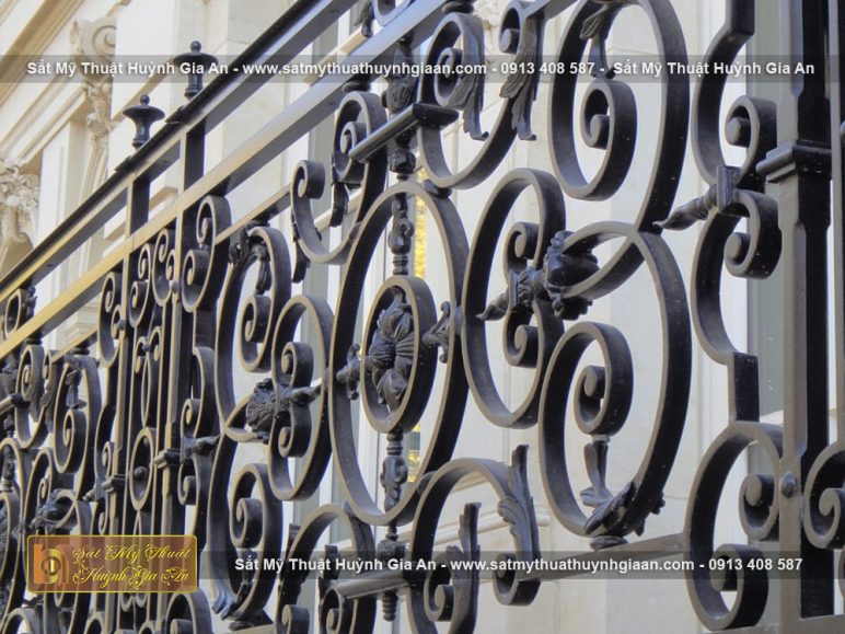 Mẫu mang lại vẻ đẹp bề thế và hiện đại cho ngôi nhà. Quý khách có thể trang trí thêm hoa văn sắt xen kẽ để tạo điểm nhấn cho hàng rào.